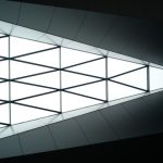 Stijlvolle richtinggevende asymmetrische metalen wandlamp