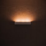 Verhuurvriendelijke draadloze batterij-aangedreven wandlamp
