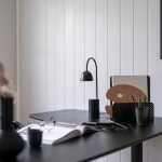 Verstelbare bureaulamp met afwerking van gerecycled plastic